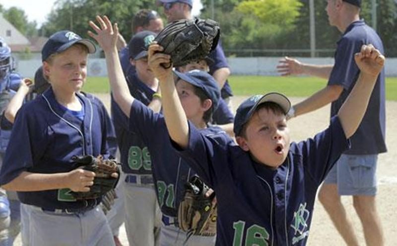 Après une première fin de semaine sous un soleil radieux, le Tournoi provincial moustique de Saint-Hyacinthe se poursuit ce week-end avec la présentation du volet AA. La finale sera disputée le 15 juin à midi. Les Condors de Saint-Hyacinthe seront les seuls représentants maskoutains dans cette catégorie. Dimanche dernier, les Seigneurs de Repentigny ont été couronnés dans la classe B et les Voltigeurs de Varennes ont remporté la classe A. Aucune équipe de Saint-Hyacinthe n'a accédé aux finales,