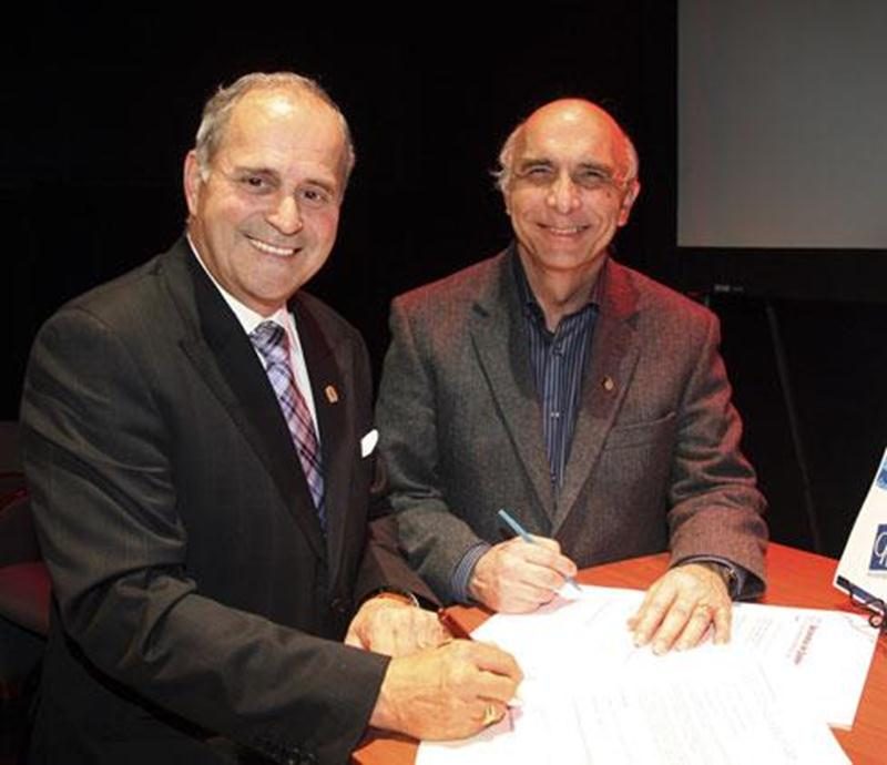 Louis-Philippe Grenier, président de Loisir et Sport Montérégie et Arthur Fauteux, président de la CRÉ Montérégie Est, s'unissent pour le développement des loisirs publics établi par un plan d'action.