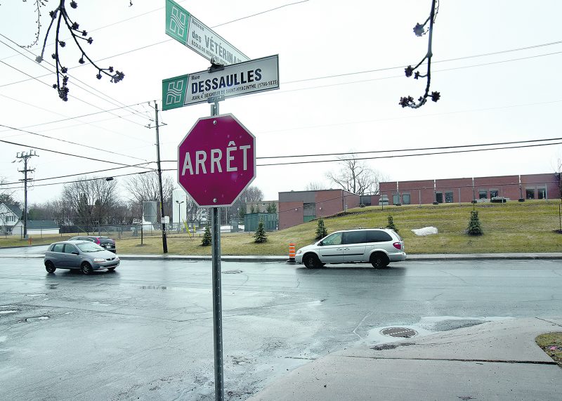 L’intersection de l’avenue des Vétérinaires et de la rue Dessaulles sera le point de départ d’un chantier qui progressera de début juin à la mi-août dans le cadre d’un projet d’infrastructure de 2,35 M$.  Photo François Larivière | Le Courrier ©