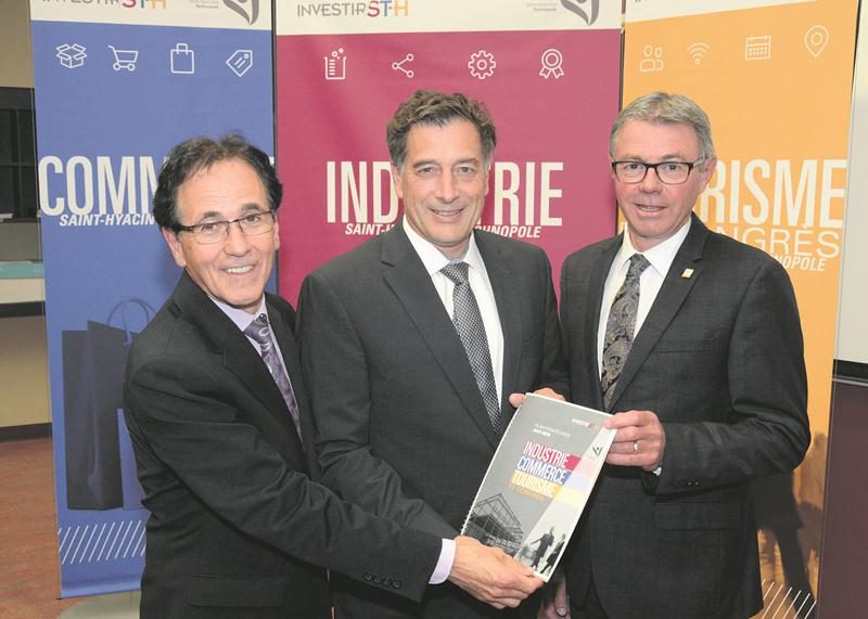 Sur la photo dans l’ordre habituel, Bernard Forget, président du conseil d’administration de Saint-Hyacinthe Technopole; André Barnabé, directeur général de Saint-Hyacinthe Technopole et Claude Corbeil, maire de Saint-Hyacinthe. Photo François Larivière | Le Courrier ©