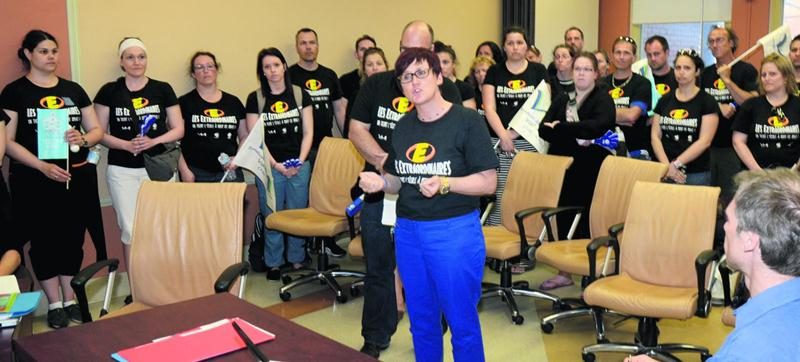 La présidente de la FSE, Josée Scalabrini, a manifesté avec les enseignants de la CSSH contre les mesures proposées par le gouvernement dans le cadre du renouvellement de la convention ­collective. Photo François Larivière | Le Courrier ©
