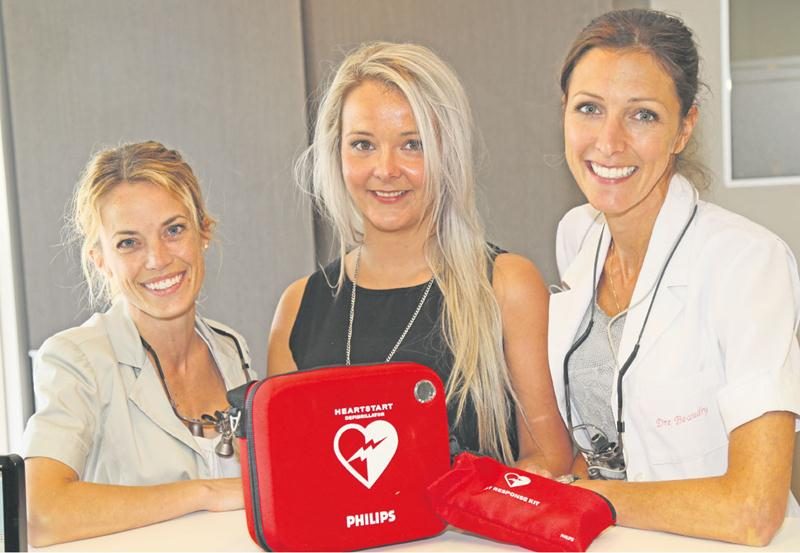 Sur la photo, on aperçoit les Dres Mélissandre Chicoine, Mélanie Cox et Isabelle Beaudry qui ont uni leurs efforts pour réanimer une dame victime d’un malaise cardiaque. Photo Robert Gosselin | Le Courrier ©