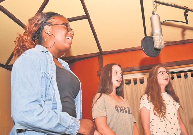 Les trois interprètes de la ballade « La vie en rose », Édelène Fitzgerald, Gabrielle Boucher et Béatrice Bujold.