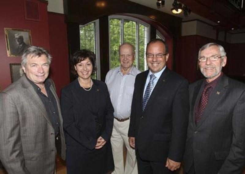 Alain Pelletier, directeur général de l'organisme, Brigitte Bourdages, directrice du Cégep de Drummondville, Gérard Boutin, membre du comité de soutien financier de l'organisme, Roger Sylvestre, directeur général du Cégep de Saint-Hyacinthe et Claude Bernier, maire de Saint-Hyacinthe.