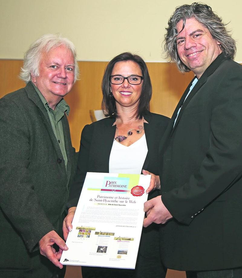 De gauche à droite : Michel Pratt, historien et représentant du jury, Jacinthe Ducas, agente de développement à la culture à la Ville de Saint-Hyacinthe et Sylvain Massé, président du CMCC.  Photo Jean Chevrette