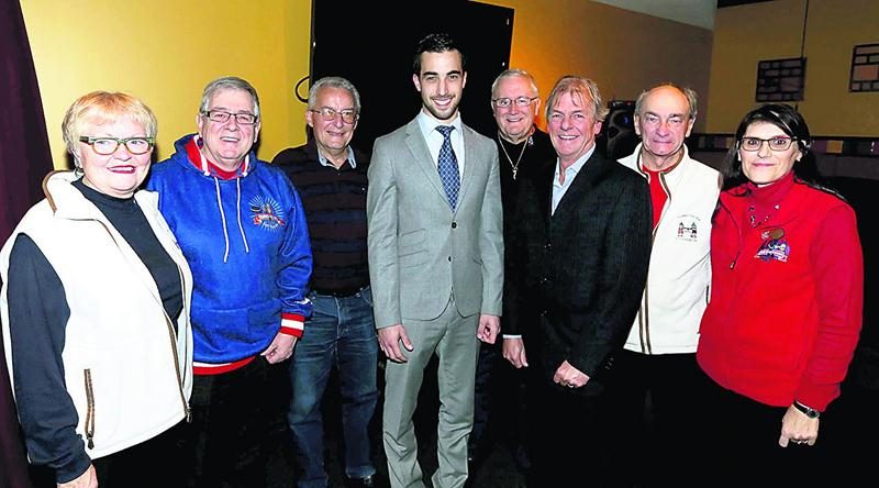 Le président d’honneur de la 42e édition du Tournoi pee-wee de Saint-Hyacinthe, Marc-Antoine Lacasse, est entouré du comité organisateur.Photo Robert Gosselin | Le Courrier ©