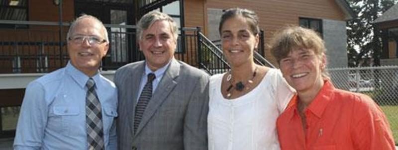 Jean-Marc Laliberté, chef de service; Marc Rodier, président du conseil d'administration du Centre jeunesse de la Montérégie; Brigitte Saunier, chef de service; et Chantale Beauregard, directrice des services de réadaptation en internat lors de l'inauguration des foyers de groupe L'Orchidée et Le Voilier.