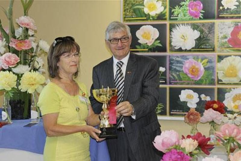Lucie Pepin reçoit le 1 er prix toutes catégories au Festival de la pivoine à Québec, des mains de Jean-Claude Dufour, doyen de la faculté de l’agriculture et de l’alimentation de l’Université Laval.