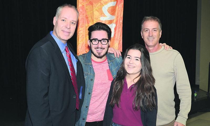 Sur la photo, le directeur de l’ESSJ Patrick Hébert, l’animateur de la Course au secondaire Bryan Audet, l’instigatrice du projet à l’ESSJ Alicia Desrosiers et le responsable des activités physiques, Donald Audet. Photo François Larivière | Le Courrier ©