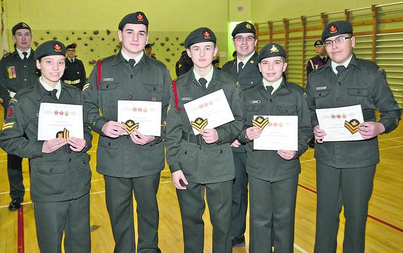 Les caporaux suivants ont reçu leur grade de caporal-chef, en compagnie du capitaine Jonathan Corbeil (à l’arrière), commandant du Corps de Cadets 2006 Acton Vale. Il s’agit des caporaux Emma Robinson, Mathieu Blanchette, Étienne Beauchamps, Mathéo Chicoine et Malik Dupuis-Guilmain.