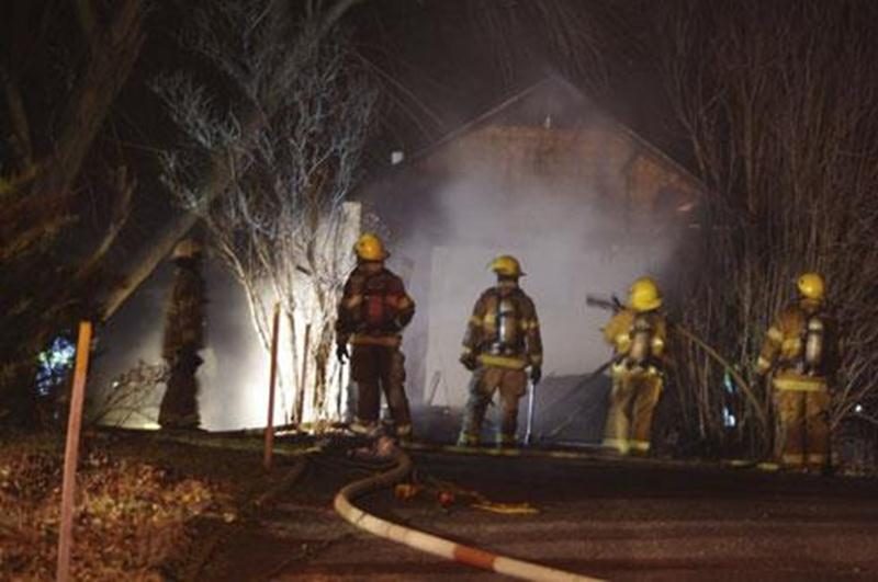 Une vingtaine de pompiers ont travaillé durant plus d'une heure dans la nuit de samedi à dimanche afin d'éteindre un incendie important qui s'est déclenché dans un garage résidentiel sur la rue Frontenac à Saint-Hyacinthe. Les flammes ont causé des dommages à l'ensemble du garage. Une fenêtre de la résidence se trouvant à proximité a éclaté à cause de la chaleur et la façade a été légèrement endommagée. L'incendie aurait été causé par un problème d'origine électrique. Les dommages s'élèvent à pl