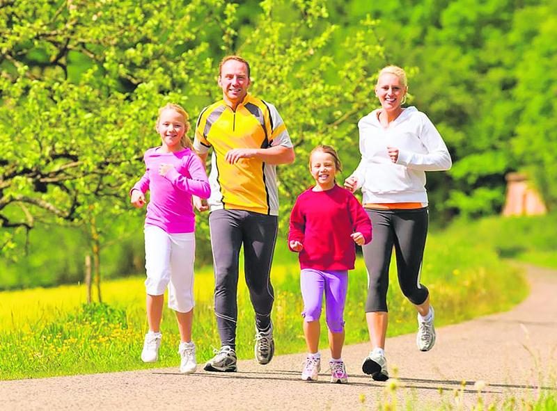 Bouger au moins 30 minutes à raison de 5 jours par semaine et manger au moins 5 portions de fruits et légumes par jour, voilà le défi à relever seul, en équipe ou en famille!