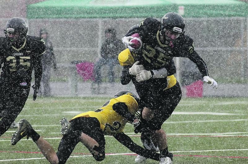 Les Lauréats et les Électriks se sont affrontés par un froid presque hivernal dimanche comme en témoignent les flocons sur cette photo. Photo Robert Gosselin | Le Courrier ©