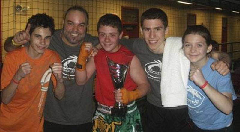 Sur la photo, Antoine Bernier, l'entraîneur de l'École de boxe les Apprentis Champions Steve Choquette, Tommy Dussault, Samuel Lajoie et Audrey-Ann Morin.