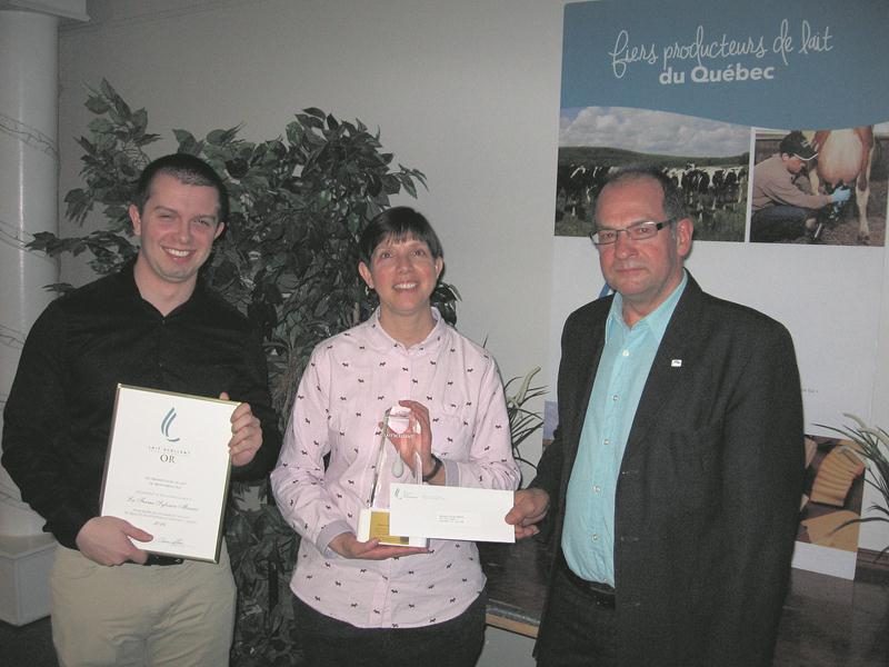 Rémi Beauchemin et Lucie Messier, membres de la famille du gagnant de la première position Sylvain Messier, en compagnie du président des Producteurs de lait de Montérégie-Est, Yvon Boucher.
