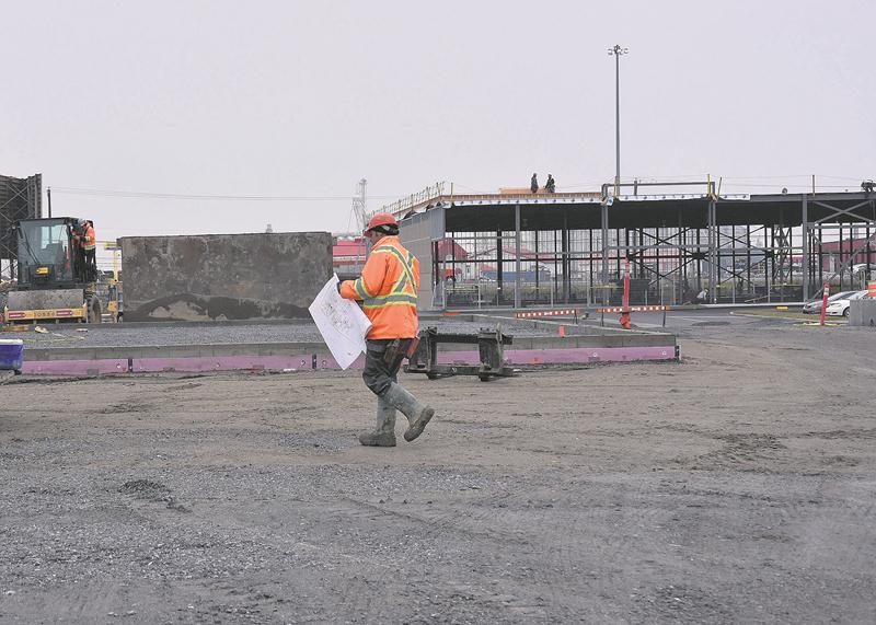 Les travaux vont bon train sur le site du Complexe Johnson en bordure de l’autoroute Jean-Lesage. À l’arrière-plan, la structure métallique du futur supermarché Super C. Photo François Larivière | Le Courrier ©