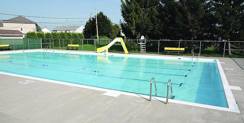 Malgré la vague de chaleur intense qui frappe la région, la majeure partie des piscines extérieures ne sont pas ouvertes à la population. Sur la photo, la piscine située dans le secteur Saint-Joseph. Photo François Larivière | Le Courrier ©