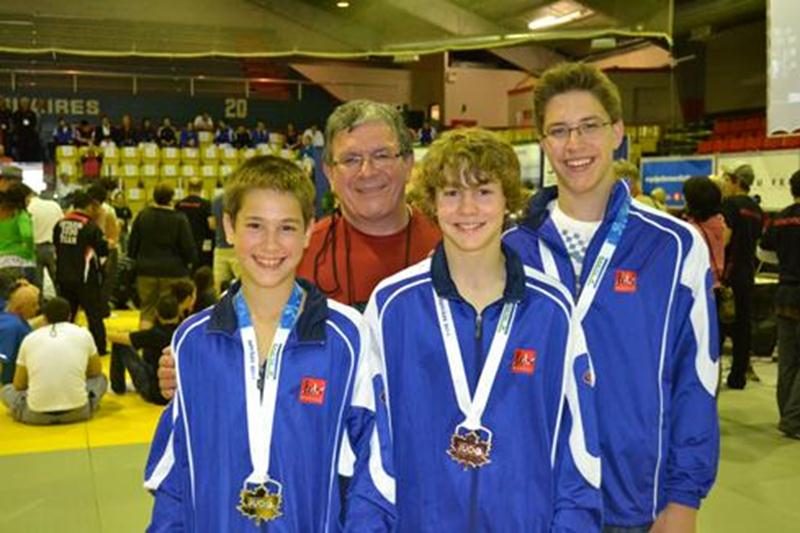 Les trois médaillés du Club de judo de Saint-Hyacinthe : Émile Charbonneau, Benjamin Daviau et Jérémie Poirier, accompagnés de l'entraîneur Louis Graveline.
