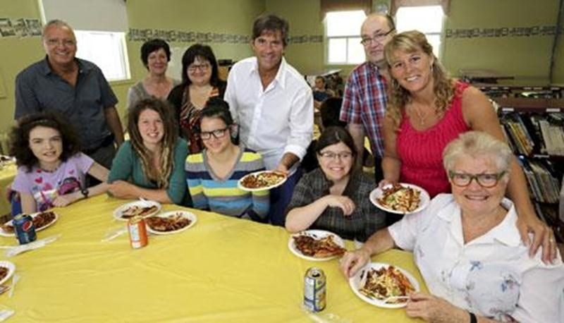 Sur la photo, debout, de gauche à droite : Ludger Dubé, directeur de l’école Assomption; Sylvie Bouffard, coordonnatrice clinique; Monique Gravel, directrice de l’organisme GFGS; Martial Bourgeois, propriétaire de la Rôtisserie Excellence; Sylvain Lussier, directeur des écoles Maurice-Jodoin et Larocque; et Isabelle Parenteau, propriétaire de la Rôtisserie Excellence. Assises, de droite à gauche : Johanne Delage, grande soeur et membre du CA avec sa petite soeur Vicky, Marie-Pier, petite soeur e