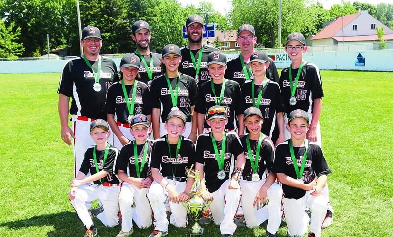 Les Spartiates de Saint-Hyacinthe ont traversé une série de 14 victoires consécutives avant de s’incliner en finale de la classe AA du Tournoi provincial de baseball moustique de Saint-Hyacinthe dimanche. Photo Robert Gosselin | Le Courrier ©