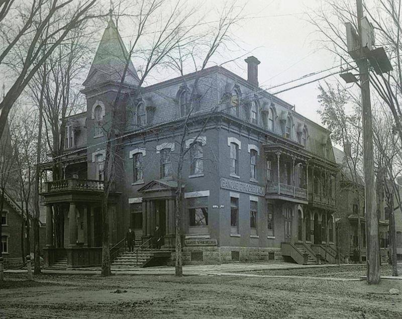 Banque d’Hochelaga (fondée à Montréal en 1874), au coin de l’avenue du Palais et de la rue Girouard. Photo collection cartes postales privées - Circa 1880