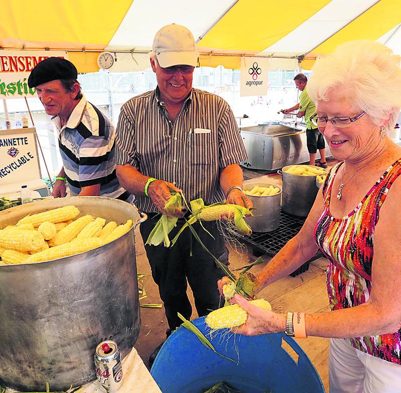 Les bénévoles ont servi près de 37 000 épis de maïs sucré aux festivaliers. Photo Robert Gosselin | Le Courrier ©