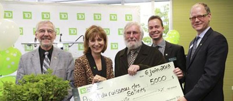 TD Canada Trust a inauguré une nouvelle succursale au 3340, boulevard Laframboise, à Saint-Hyacinthe. De gauche à droite: Claude Bernier, maire de Saint-Hyacinthe; Christine Marchildon, Première vice-présidente, Réseau des succursales, et Présidente, direction du Québec, Groupe Banque TD; Maurice Plante, du Comité de bassin versant du ruisseau Les Salines; Alexandre Bélanger, directeur de la nouvelle succursale de Saint-Hyacinthe et Drew Wawin, vice-président de district, TD Canada Trust.