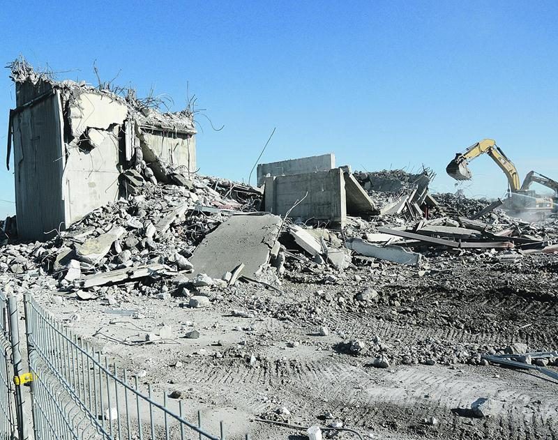 Des pelles mécaniques ont achevé le pharaonique chantier de démolition de l’Hôtel des Seigneurs.Photo François Larivière | Le Courrier ©