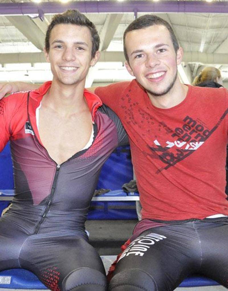 Olivier Godin (à droite) a de très bonnes chances d'être de l'équipe nationale de patinage de vitesse courte piste dès l'an prochain. On l'aperçoit en compagnie de son frère cadet, Simon.