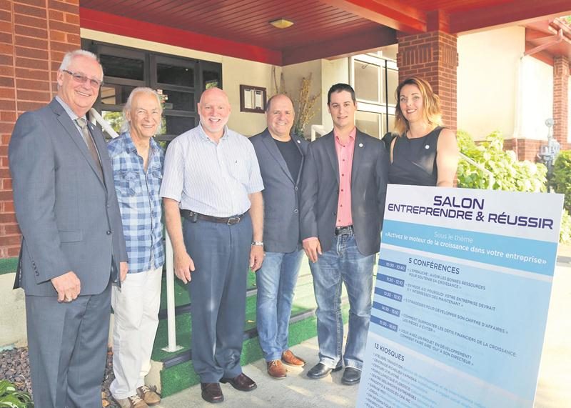 Pierre Picher (à gauche), membre fondateur du Réseau Références Maska (RRM) est accompagné des conférenciers, Rolland Gaudette, Gaétan Fradette, Sylvain Chassé et Olivier Martin. À droite, Nancy Bergeron, présidente de RRM. Photo Robert Gosselin | Le Courrier ©