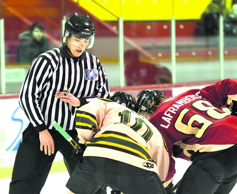 Alexis Mathieu-Blanchette fait maintenant partie des arbitres de niveau provincial au hockey. Photo François Larivière | Le Courrier ©
