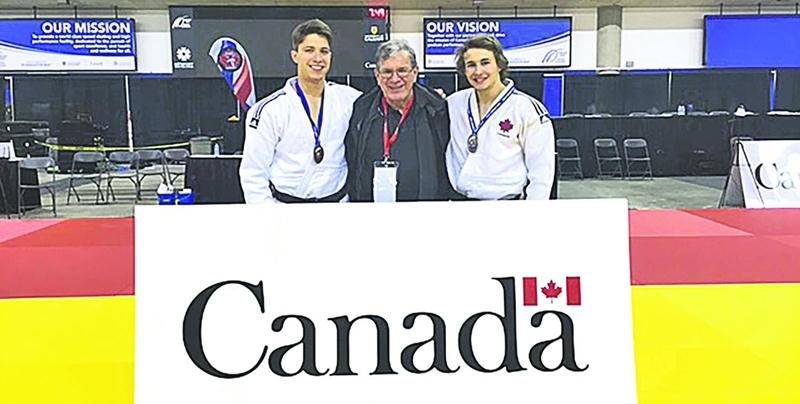 Les deux médaillés du Club de judo de Saint-Hyacinthe au championnat canadien, Jérémie Poirier et Benjamin Daviau, en compagnie de l’entraîneur Louis Graveline (au centre). Photo Courtoisie
