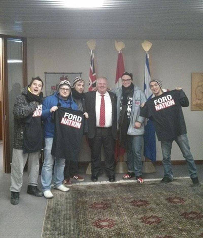 Les cinq amis entourent le maire de Toronto, Rob Ford, après s'être présentés à l'improviste à son bureau.
