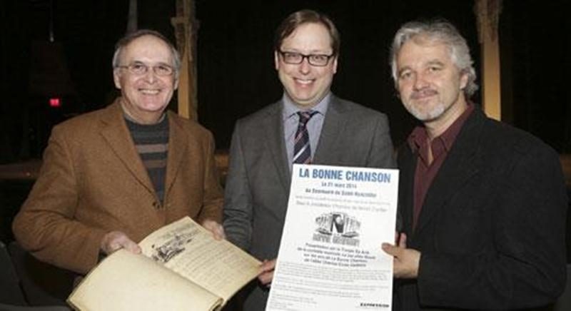 Benoit Chartier, éditeur du Courrier de Saint-Hyacinthe assume la présidence d'honneur de la soirée-bénéfice mettant en lumière l'oeuvre de l'abbé Charles-Émile Gadbois. Il pose avec Jean-Marie Pelletier, président d'EXPRESSION (à gauche) et de Marcel Blouin, directeur d'EXPRESSION (à droite).