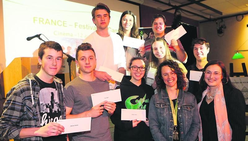 Les huit étudiants avec à droite leur enseignante Isabelle D’Amour et la présidente de la Fondation du Cégep, Elyse Macdonald, lors de l’activité de remise de bourses. Photo Robert Gosselin | Le Courrier ©