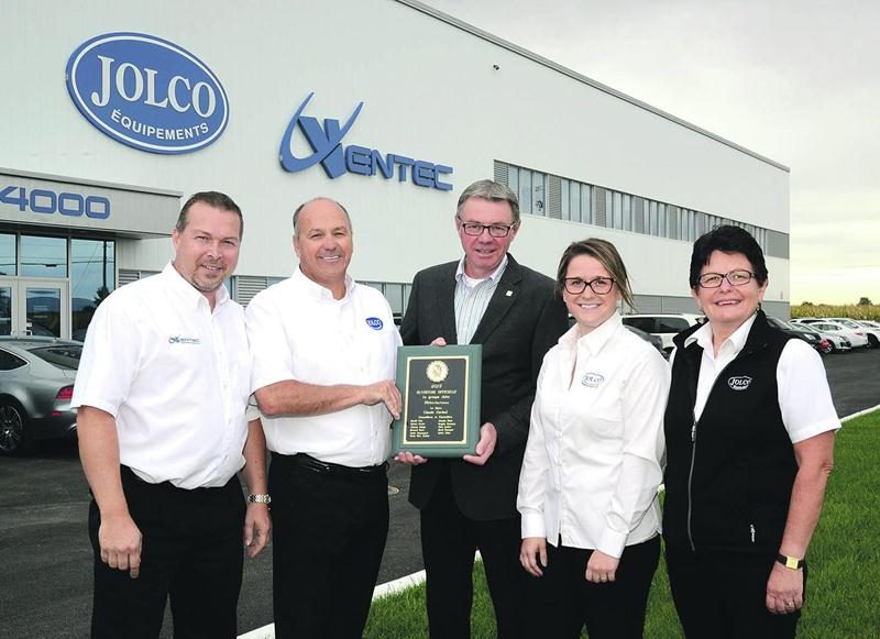 Sur la photo dans l’ordre habituel, Sylvain Aucoin, directeur des opérations de Ventec, Claude ­Lévesque, président du Groupe Jolco; Claude Corbeil, maire de Saint-Hyacinthe; Justine Lévesque, directrice de la division laitière et du markeking du Groupe Jolco et Sylvie Lamoureux, contrôleure du Groupe Jolco. Photo François Larivière | Le Courrier ©