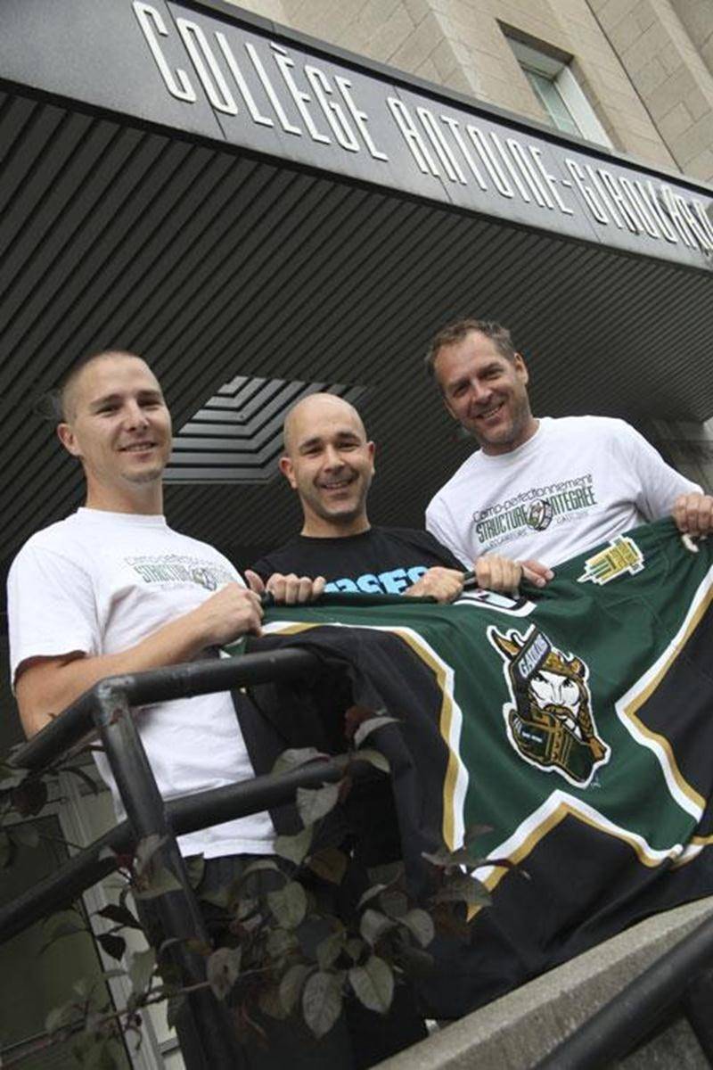Benoit Lamothe-Michaud, entraîneur, Benoit Lussier, responsable du sport étudiant, et Simon Desautels, responsable du progamme hockey.