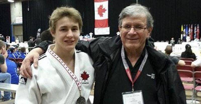 Benjamin Daviau en compagnie de l'entraîneur Louis Graveline sur le site de la compétition à Saguenay.