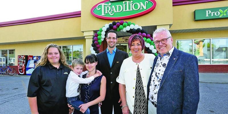 La famille Martel est fière d’offrir à ses clients une plus grande variété de produits dans son épicerie fraîchement rénovée et agrandie.  Photo Robert Gosselin | Le Courrier ©