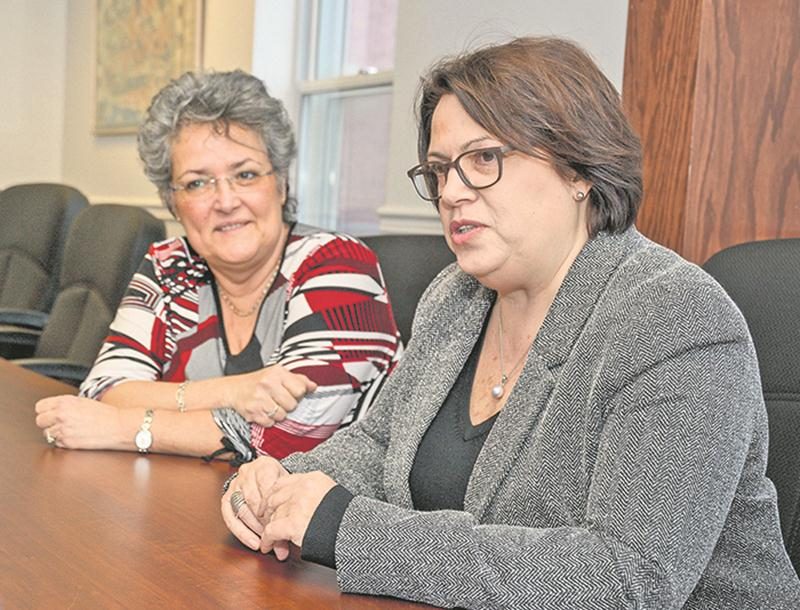 Sur la photo, au premier plan, Lucie Guillemette, nouvelle directrice générale de la Chambre de commerce de la grande région de Saint-Hyacinthe, accompagnée de Jacqueline Rainville, présidente de l’organisme. Photo François Larivière | Le Courrier ©