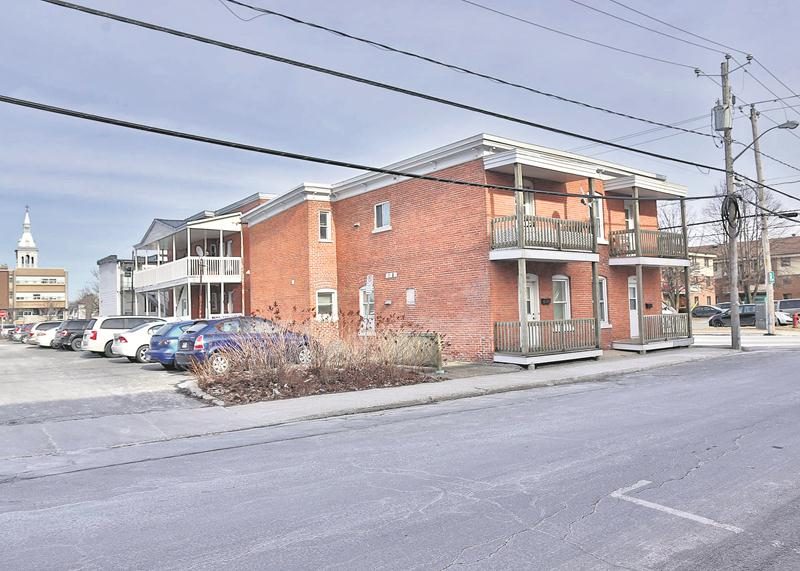 La Ville fait face à de l’opposition dans son projet qui consiste à agrandir le stationnement Centre-ville à même l’emplacement occupé par les trois édifices à logements qu’elle a acquis le long de la rue Marguerite-Bourgeoys.  Photo Robert Gosselin | Le Courrier ©