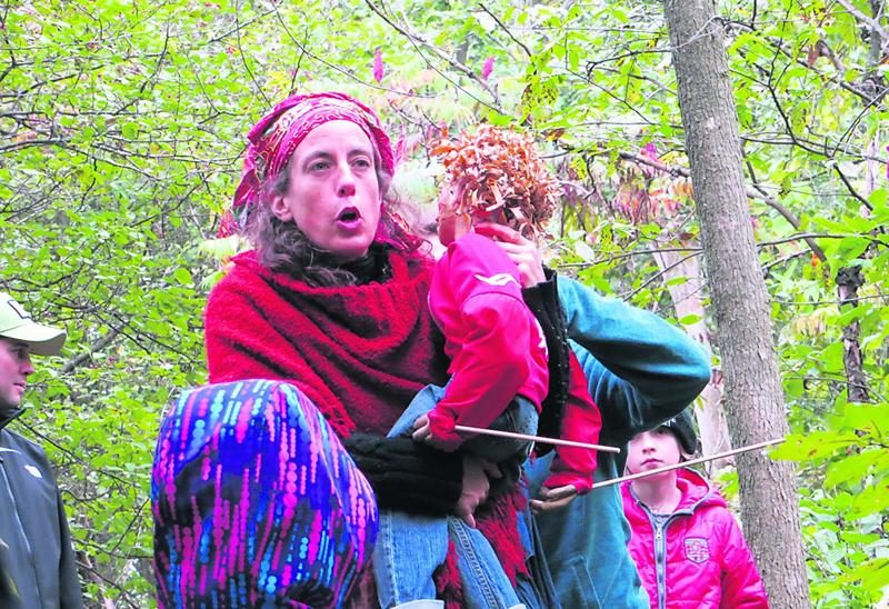 Pour la deuxième fois, malgré les grands vents du 20 septembre et grâce à l’excellent travail des artistes, cette randonnée théâtrale a opéré toute sa magie au Boisé des Douze. Deux représentations de ce spectacle familial en plein air d’une durée d’une heure étaient présentées. Au total, 73 personnes y ont assisté. Merci au public qui a bravé une température douteuse et au Club Optimiste Douville pour son soutien financier. Une activité à répéter.