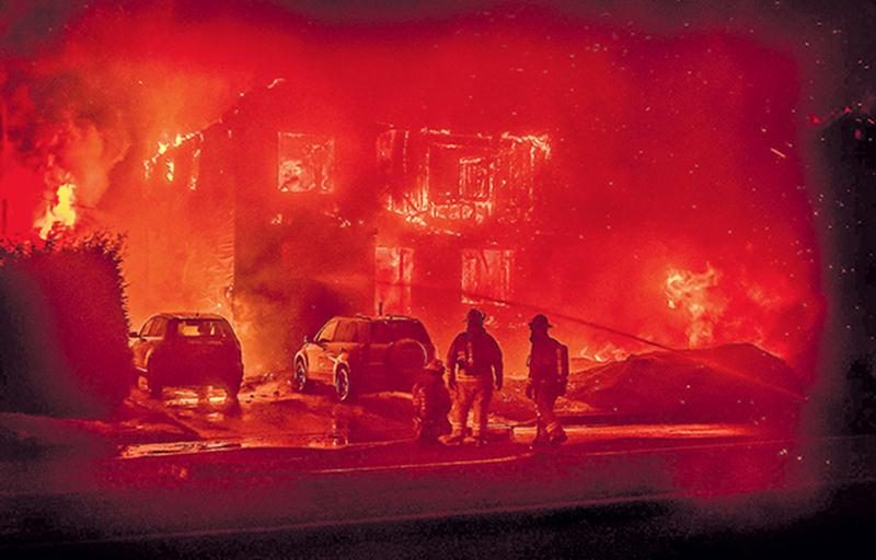 Les pompiers ont enfin maîtrisé l’incendie vers 7 h 30 dimanche, mais n’ont rien pu faire pour sauver les deux triplex touchés. Photos Guy Lapointe