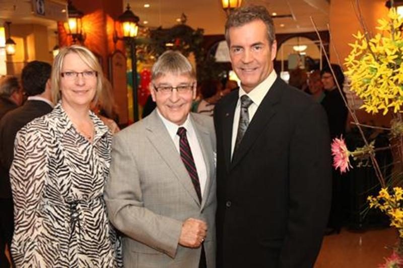La nouvelle directrice générale, Christine Poirier, le nouveau retraité, Roger Duceppe, et le président du conseil d'administration de la Fondation Aline-Letendre, Michel Gagné.