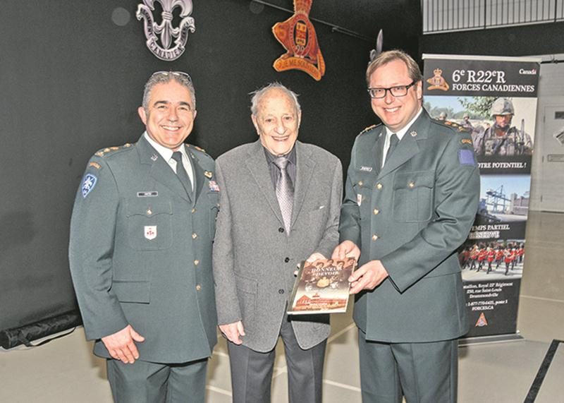 Sur la photo, dans l’ordre habituel, le lieutenant-colonel Steve Hétu (commandant du 6e Bataillon Royal 22e Régiment), le major à la retraite Jacques Nichols et Benoit Chartier, lieutenant-colonel honoraire du 6e Bataillon Royal 22e Régiment.  Photo François Larivière | Le Courrier ©