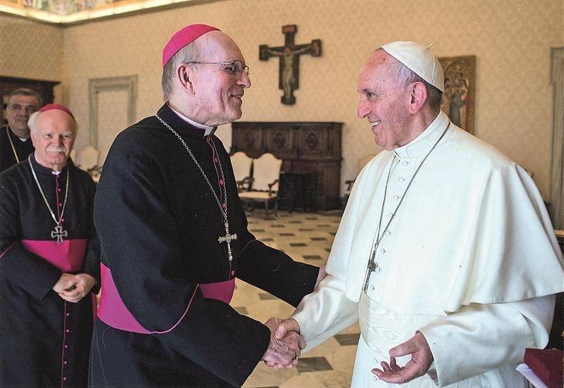 Mgr François Lapierre a pu rencontrer le pape François lors de sa dernière visite au siège de l’Église catholique romaine.   Photo © L’Osservatore Romano