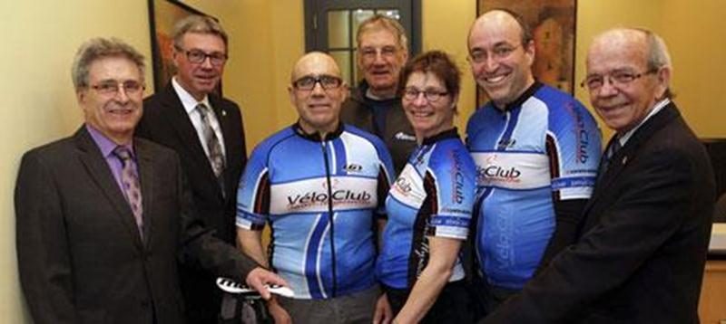 Pierre Tanguay, président d'honneur de la campagne de financement 2014, Claude Corbeil, maire de Saint-Hyacinthe, les membres du Vélo Club Saint-Hyacinthe et René Leroux, président de Camp Richelieu de Saint-Hyacinthe.