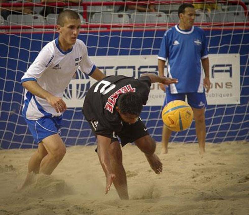 Joé Lachambre (à gauche), de Saint-Denis-sur-Richelieu, lors d'une rencontre au tournoi international de <em>beach soccer</em> de Montréal, à la mi-août.