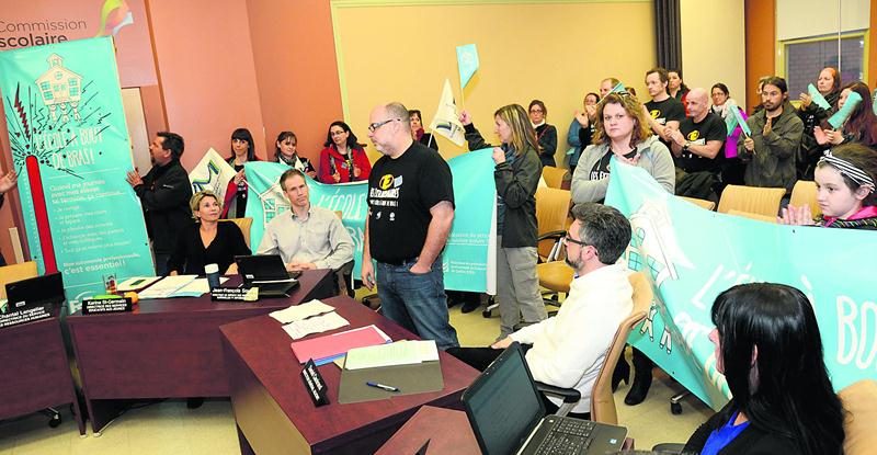 Une centaine d’enseignants de la CSSH ont manifesté leur désaccord face aux négociations de la convention collective lors du conseil des commissaires, mardi.  Photo François Larivière | Le Courrier ©