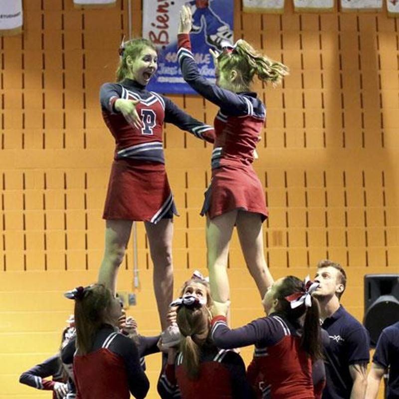 Les Patriotes de l'École secondaire Saint-Joseph en pleine action au Cheerfest.